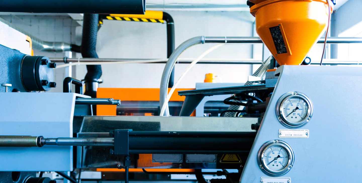 Machine industrielle avec contrôles de pression, illustration d’un système de production automatisé lié à la Business Intelligence en libre-service.