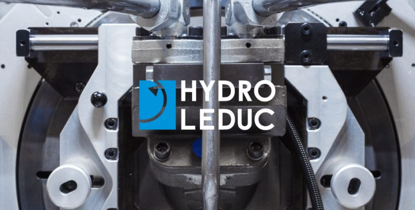 gros plan sur un composant hydraulique industriel avec logo Hydro Leduc au centre