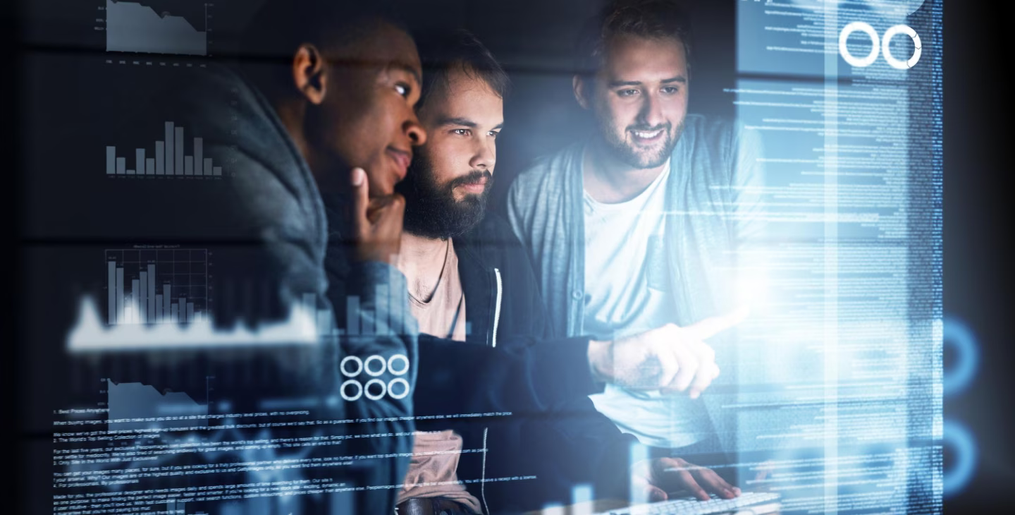 Trois professionnels analysant des données interactives sur un écran virtuel pour une solution de self-service BI
