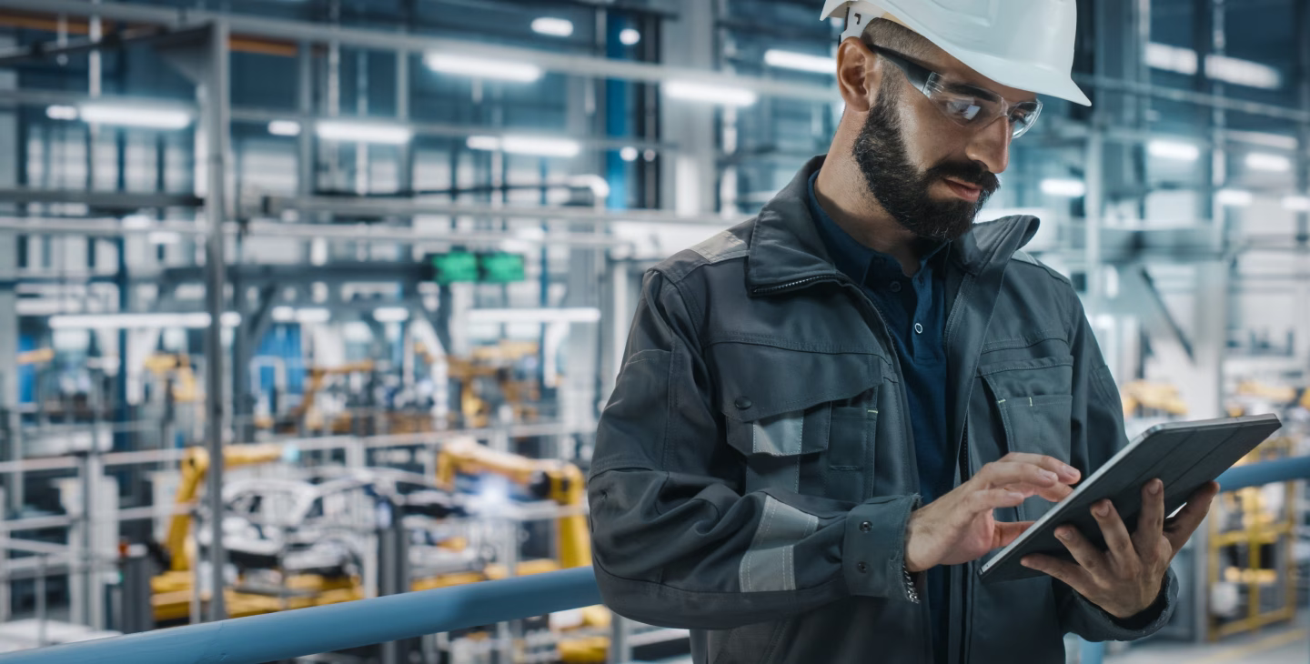 Opérateur industriel utilisant une tablette pour digitaliser le travail des opérateurs en atelier