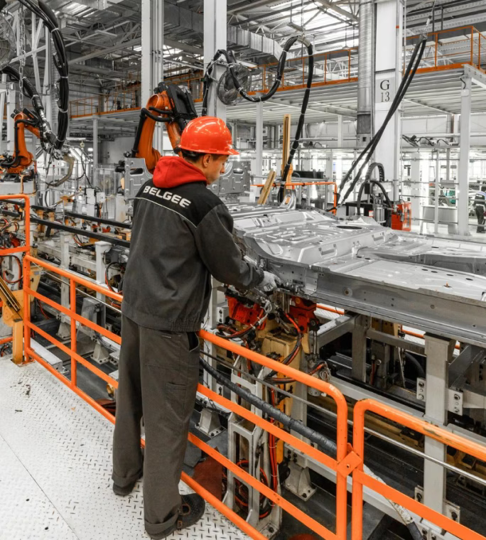 Illustration de la gestion des flux logistiques en juste-à-temps dans l’industrie automobile via un ERP dédié