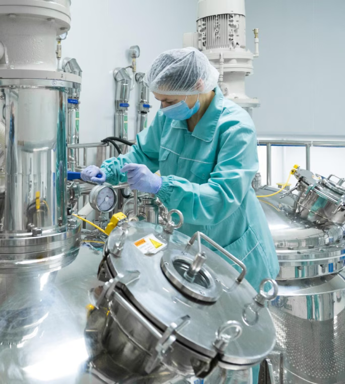 Illustration de la gestion de la production, de l’étiquetage et de la conformité lot dans l’industrie cosmétique avec un ERP