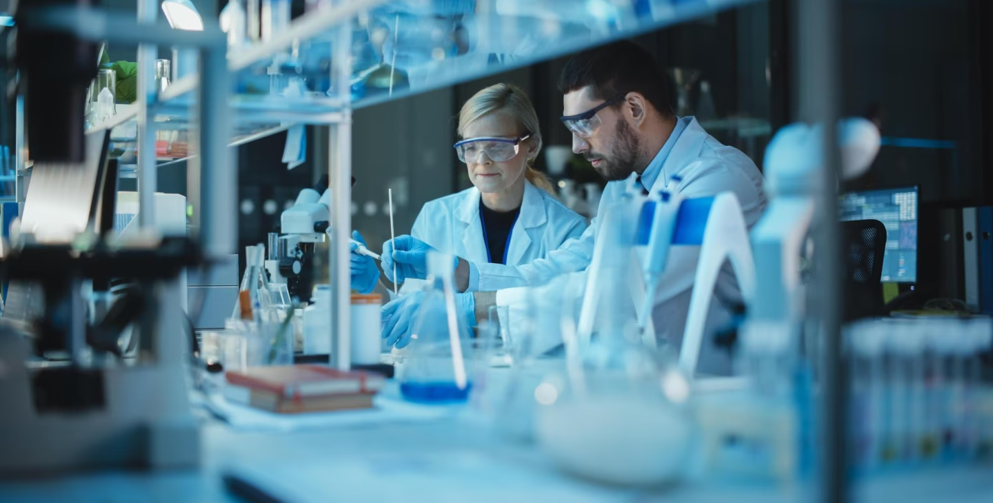 Technicien réalisant une analyse en laboratoire, illustration des enjeux liés aux ERP dans les industries réglementées.