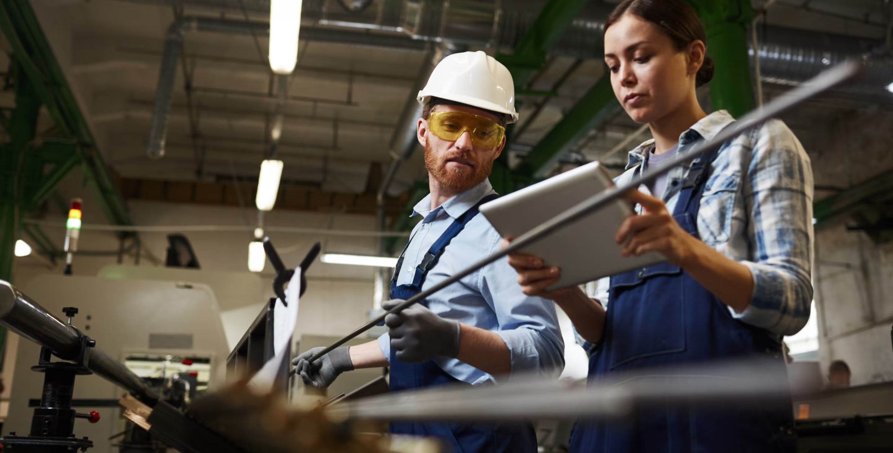 Gestion de production industrielle personnalisée illustrant la fabrication à l’affaire avec suivi des projets et des opérations.