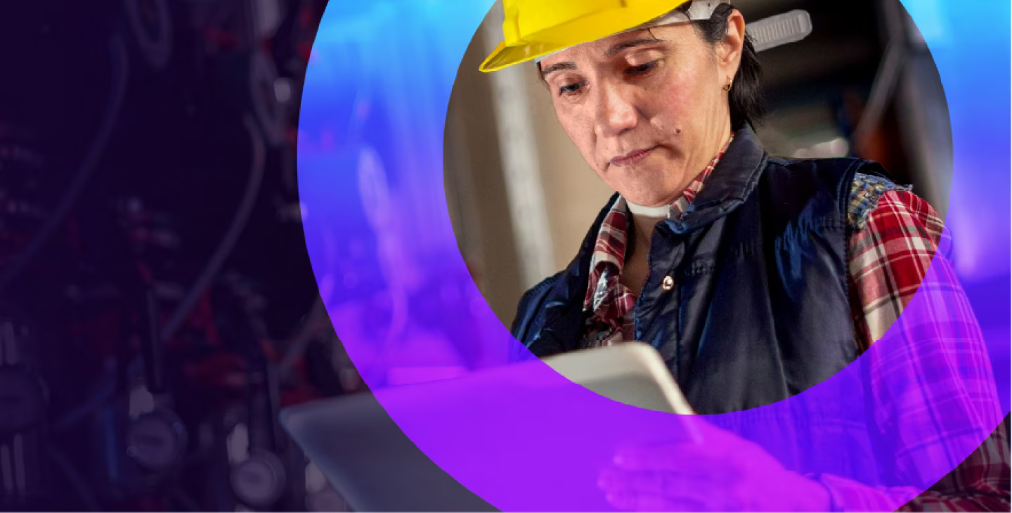 Professionnelle industrielle utilisant une tablette sur site, illustrant l’IA comme catalyseur de la performance et de la prise de décision.