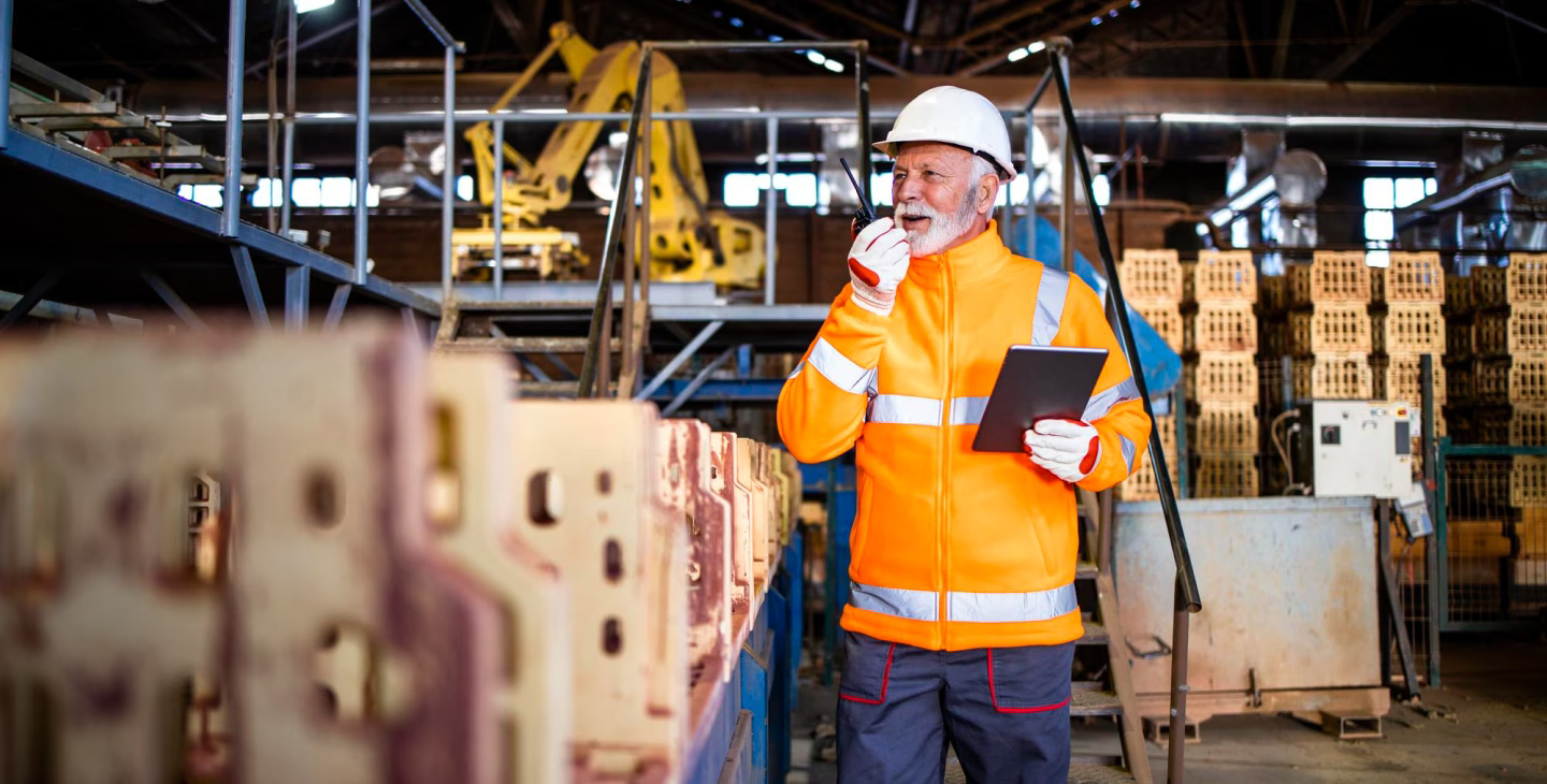 Responsable de production utilisant une tablette dans une usine équipée du logiciel ERP Open-Prod