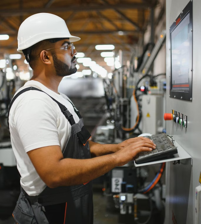 Opérateur utilisant un poste de commande dans le cadre de l’ordonnancement industriel en atelier