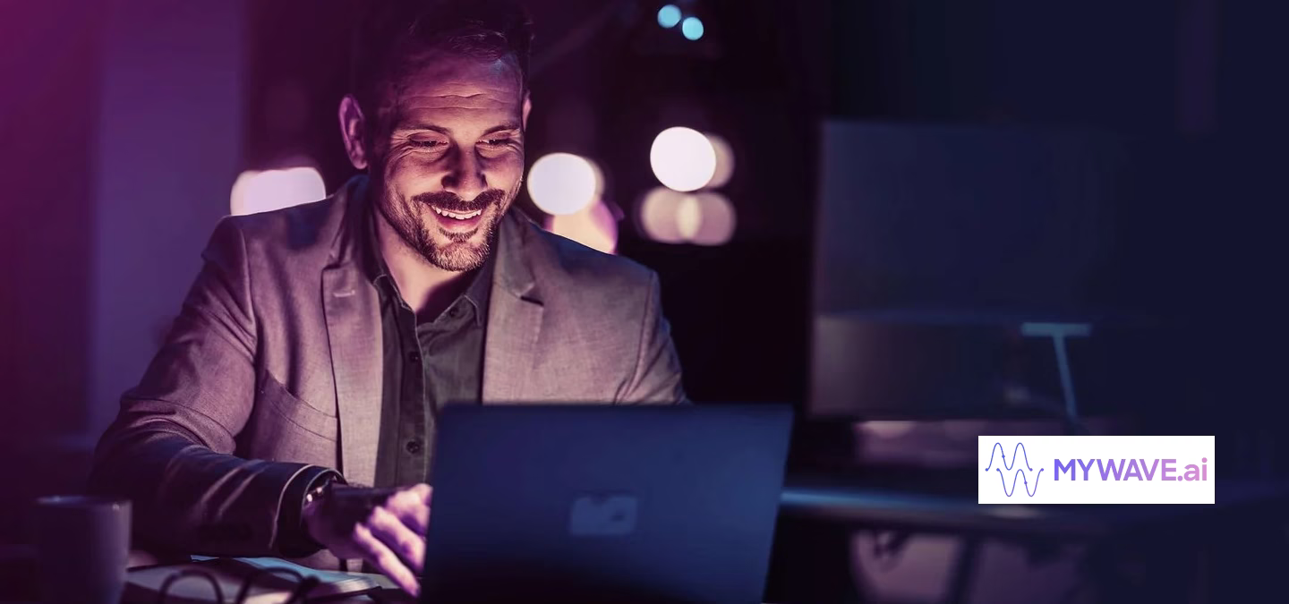 Un homme en costume souriant, travaillant sur son ordinateur portable dans une ambiance tamisée, avec des lumières floues en arrière-plan.
