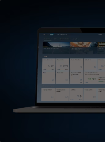 Ordinateur portable affichant l’interface de SAP Business One Cloud avec ses tableaux de bord et indicateurs de gestion.