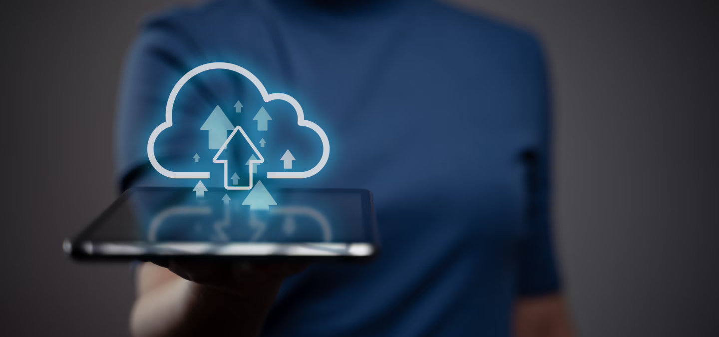 Illustration de la solution SAP Business One Cloud avec une tablette affichant une icône de cloud et des flèches de transfert de données.