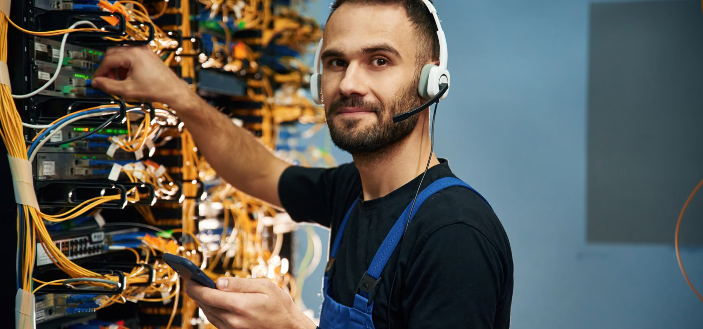 Technicien en centre de données travaillant sur des serveurs et assurant le support technique pour SAP Business One Cloud.