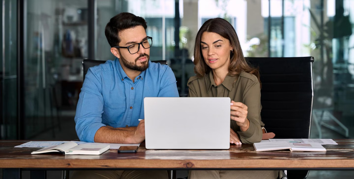 Collaborateurs PME analysant des documents sur ordinateur dans le cadre de la mise en conformité à la facturation électronique.