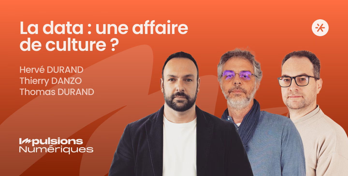 Collaborateurs analysant des données sur des écrans illustrant le développement d’une culture data en entreprise.