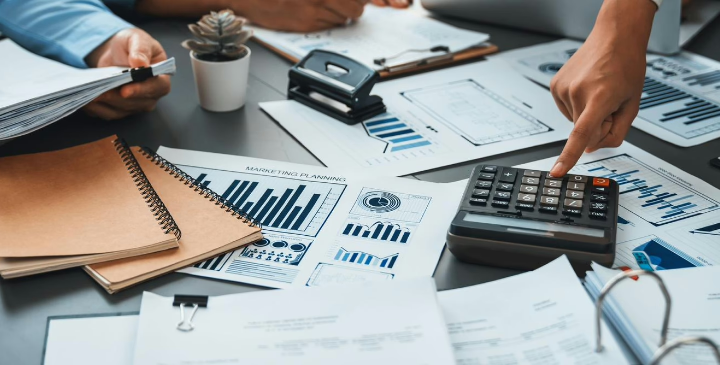 Processus budgétaire en entreprise avec planification financière, suivi des dépenses et analyse des performances