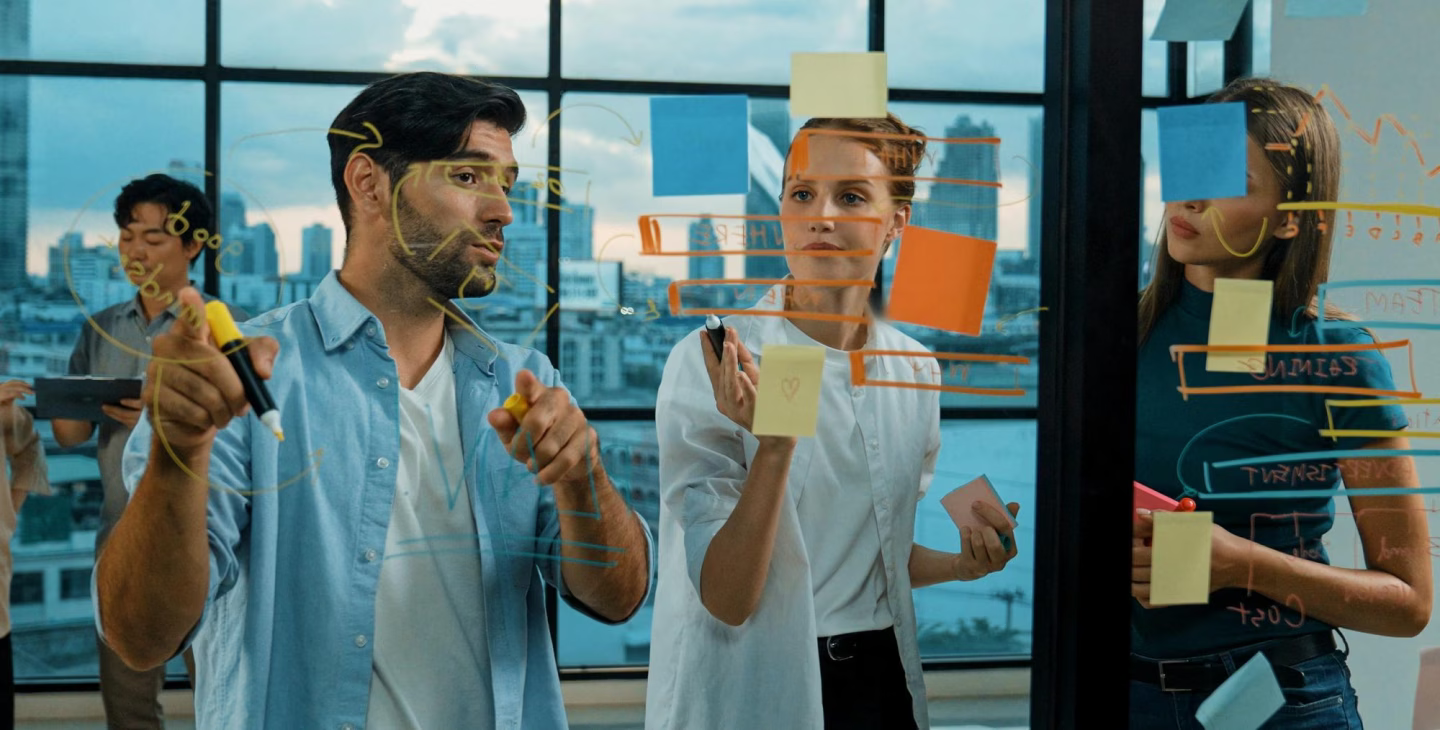 Équipe projet en atelier de cadrage pour préparer les étapes d’un projet ERP