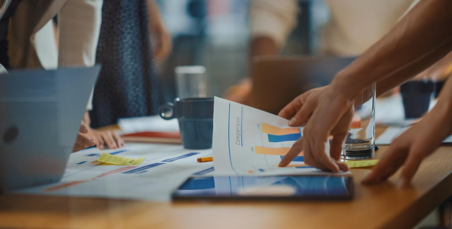 Équipe projet analysant des indicateurs financiers dans le cadre d’un projet EPM (Enterprise Performance Management).