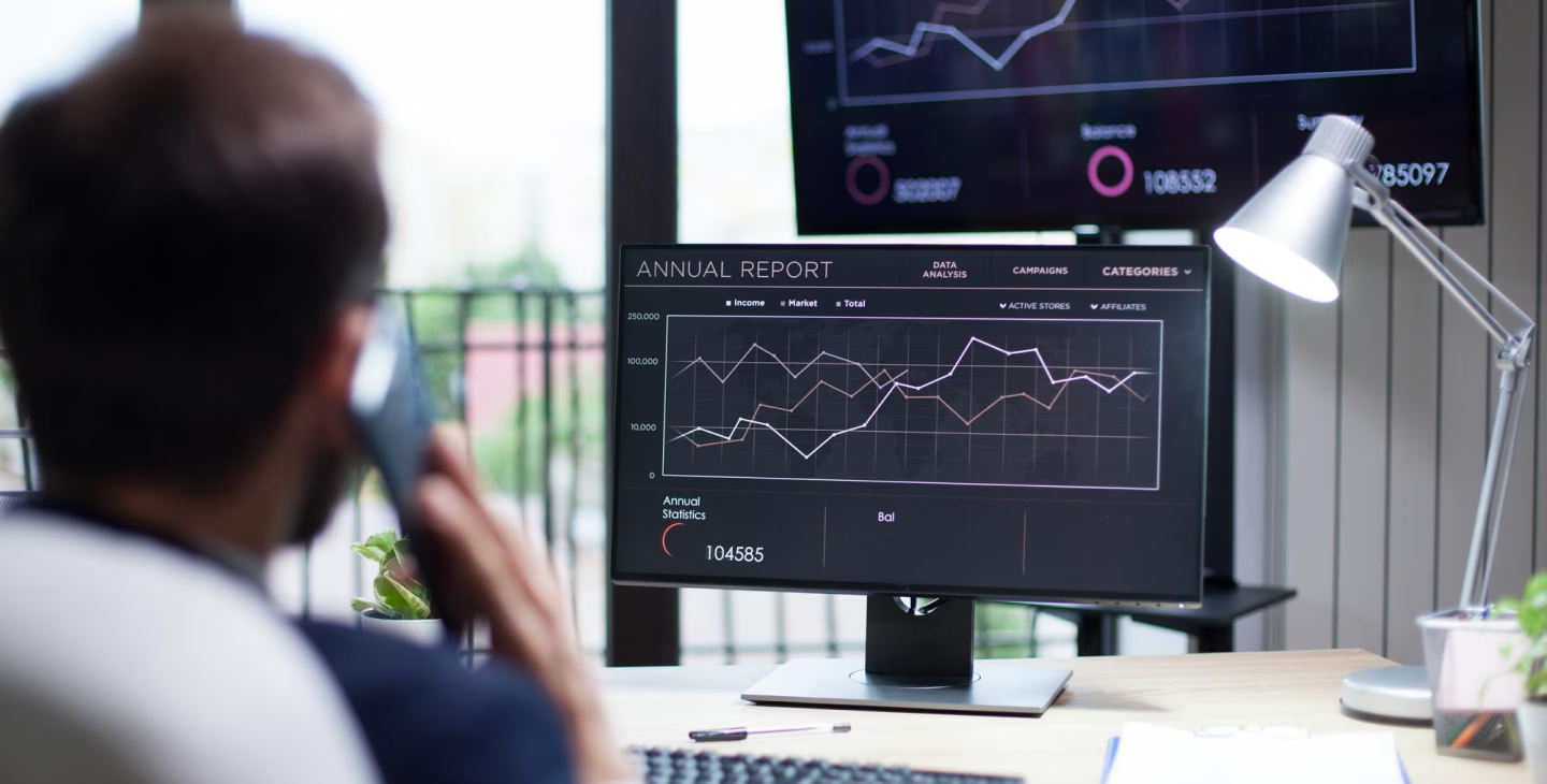 Professionnels analysant des données financières sur écran dans le cadre d’une transformation digitale de la fonction finance.