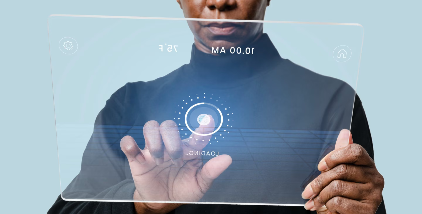 Professionnels collaborant autour d’outils digitaux illustrant la transformation numérique des entreprises industrielles.