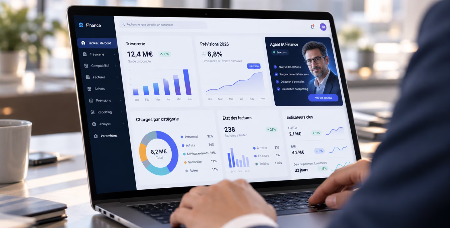 Ordinateur portable affichant un tableau de bord financier avec des indicateurs de trésorerie, des graphiques de prévisions et un agent IA Finance.